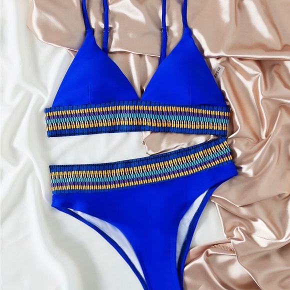 Vibrant blue triangle bikini with cute detailing - Picture 2 of 6